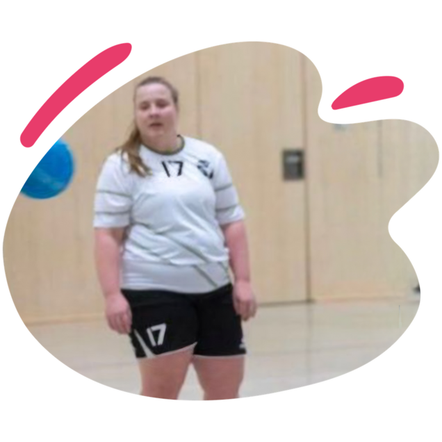 Linda im Trikot beim Handball in einer Sporthalle