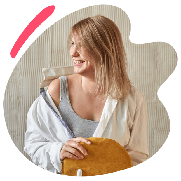 Foto zeigt eine Bloggerin posiert für ein Video-Selfie