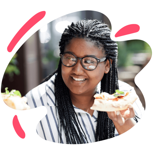 Junge Frau isst Pizza zum Mittagessen Foto zeigt Junge Frau isst eine Pizza zum Mittagessen