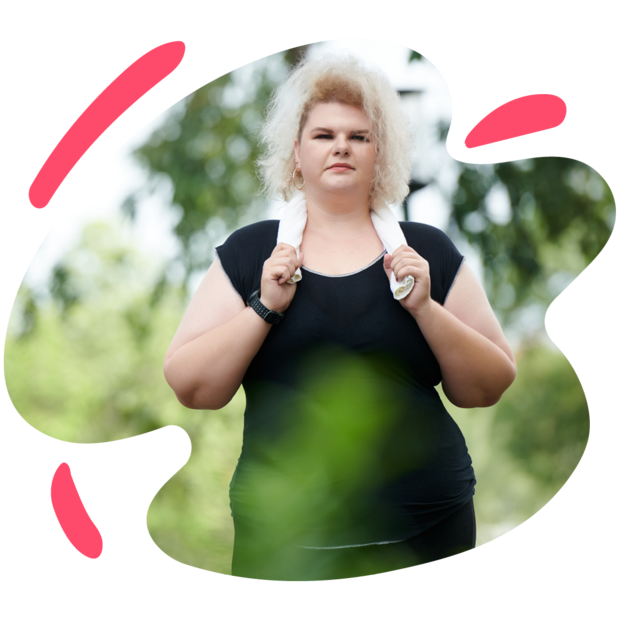 Kurvige Joggerin im Park Foto zeigt Kurvige Joggerin im Park